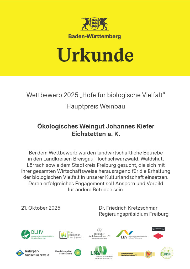 Logo Baden-Württemberg Wettbewerb 2025 „Höfe für biologische Vielfalt“ Hauptpreis Weinbau Ökologisches Weingut Johannes Kiefer Eichstetten a. K. Bei dem Wettbewerb wurden landwirtschaftliche Betriebe in den Landkreisen Breisgau-Hochschwarzwald, Waldshut,